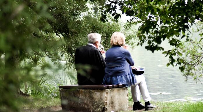 Így működik egy nyugdíjbiztosítás összehasonlító kalkulátor tóparton