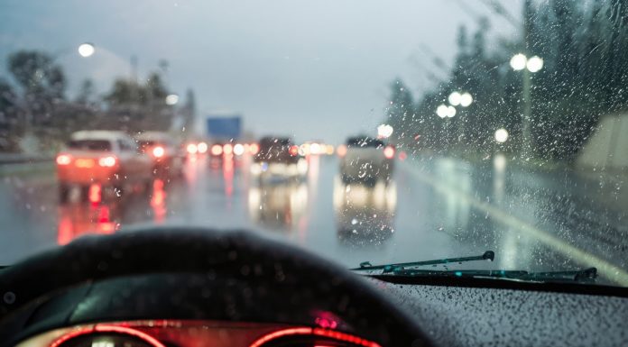 Mit tegyünk, ha autópályán csap le ránk egy nagy vihar? eső az uton