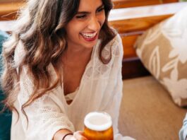 A sör tényleg fiatalít? nő sörrel