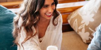 A sör tényleg fiatalít? nő sörrel