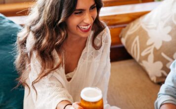 A sör tényleg fiatalít? nő sörrel